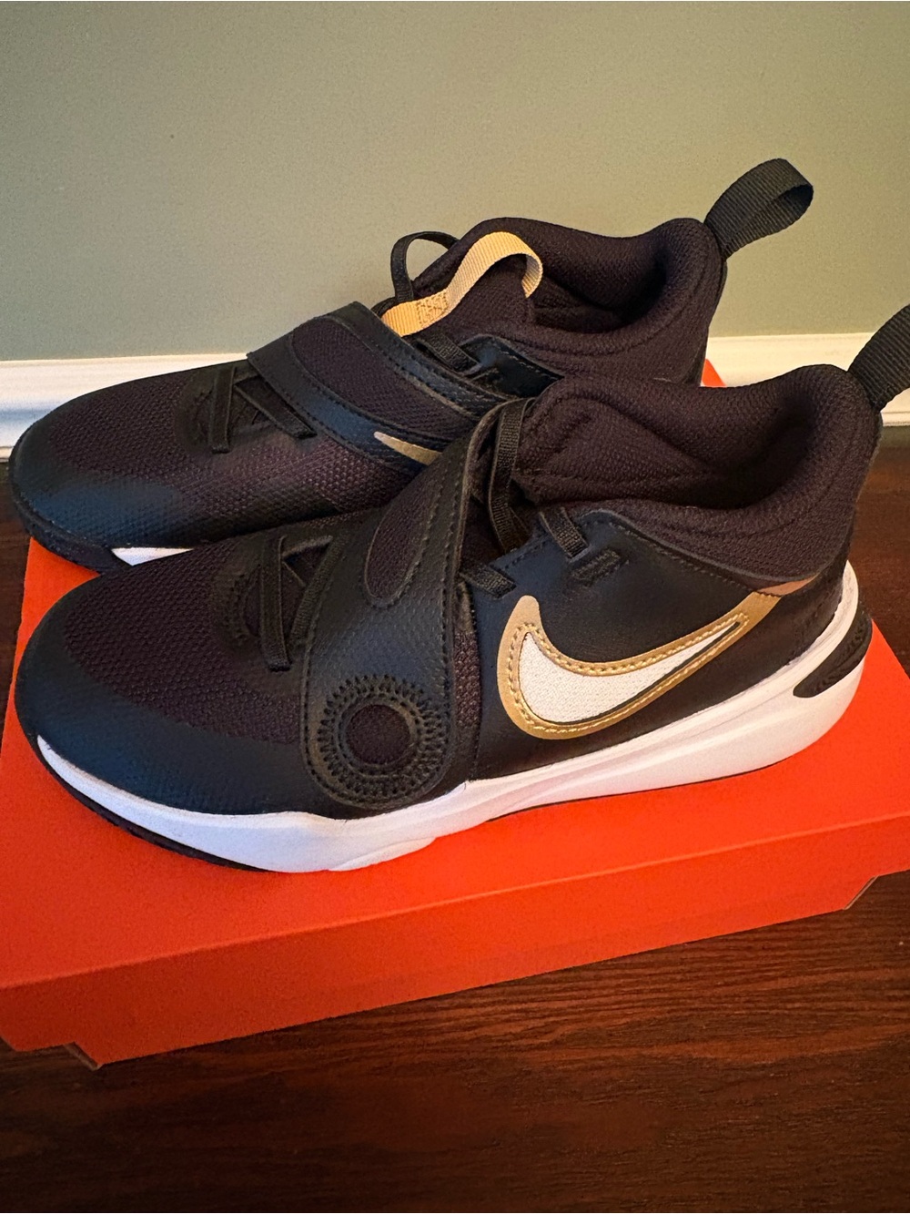 Nike Kids Black and Gold Athletic Shoes 2Y - Picture 2 of 8
